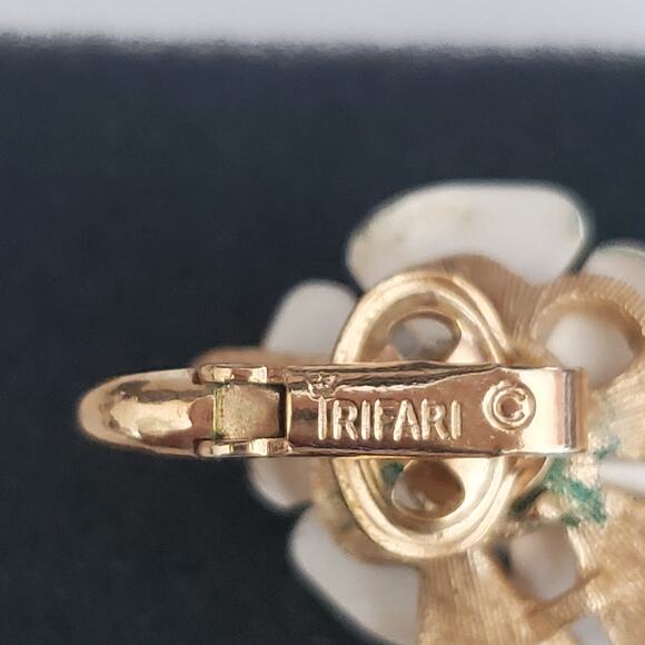 VTG Crown Trifari White‎ Rose Earrings with Matte Gold Tone Leaves Clip-On - Picture 3 of 7